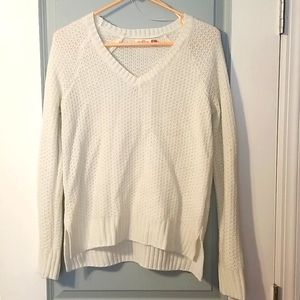 Juniors SO Raglan V-neck long sleeved sweater